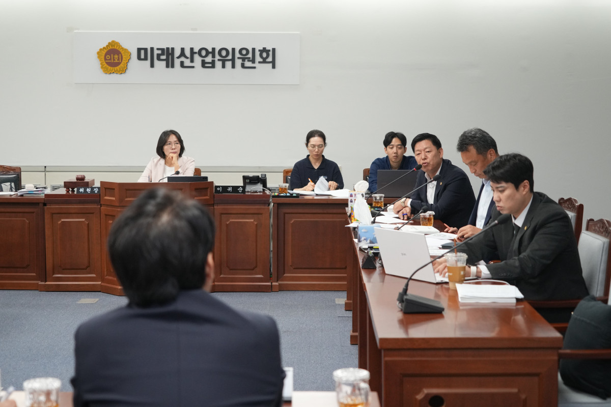 ▲김정희 전남광주통합특별시의원이 14일 열린 인공지능산업국 추가경정예산안 심사에서 질의하고 있다. (사진제공=전남광주통합특별시의회)