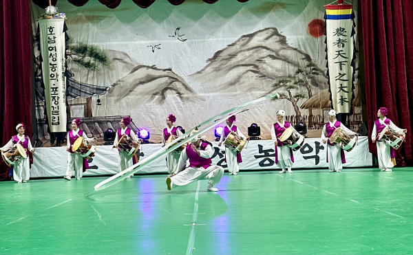 ▲제34회 임방울국악제 농악 부문에서 대상을 수상한 구례 호남여성농악회가 역동적인 농악 공연을 선보이고 있다. (구례군)