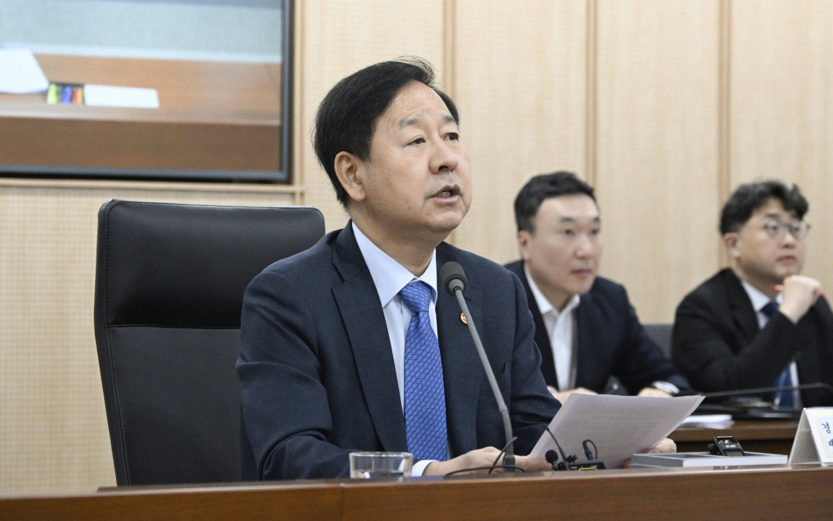 ▲구윤철 경제부총리 겸 재정경제부 장관이 9월 18일 정부세종청사 중앙동에서 열린 '비상경제본부 회의 겸 경제관계장관회의'를 주재, 모두발언을 하고 있다. (사진제공=재정경제부)