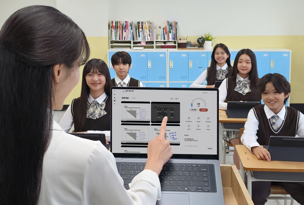 ▲교사가 '갤럭시 클래스룸'의 교실 수업용 솔루션 '삼성 녹스 클래스룸'을 활용해 학생용 태블릿 화면을 확인하고 있다. (사진제공=삼성전자)