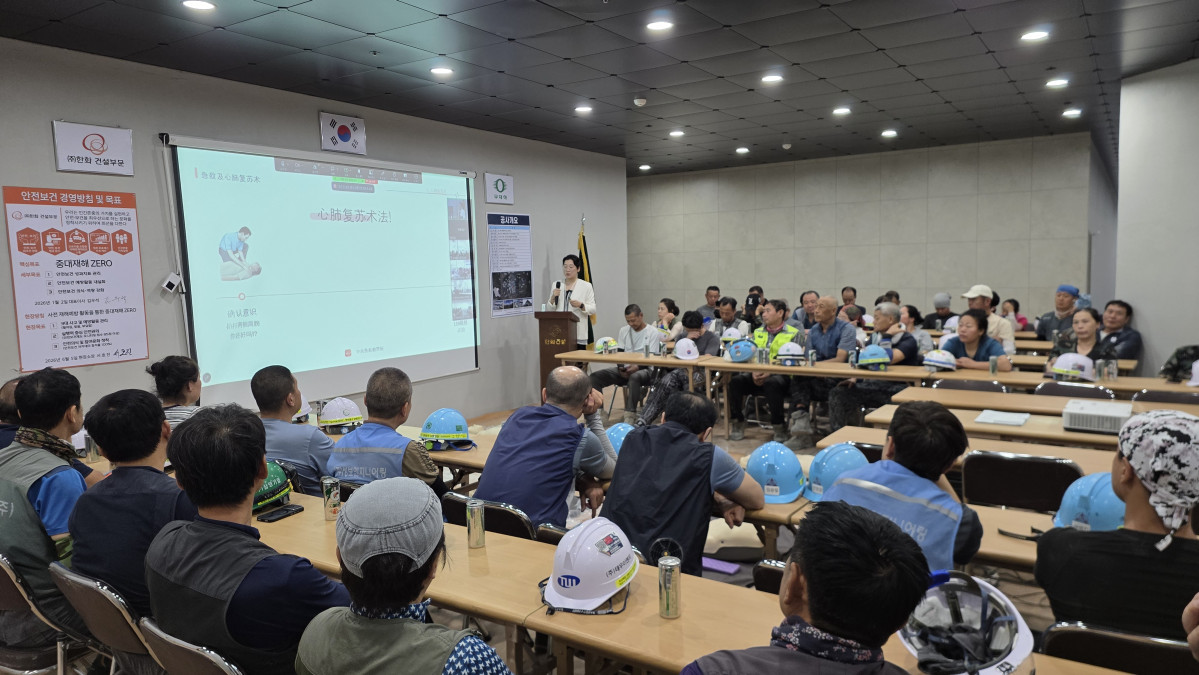 ▲외국인 근로자들이 외국인 안전문화 지도사의 강의를 경청하고 있다. (사진제공=한화 건설부문)