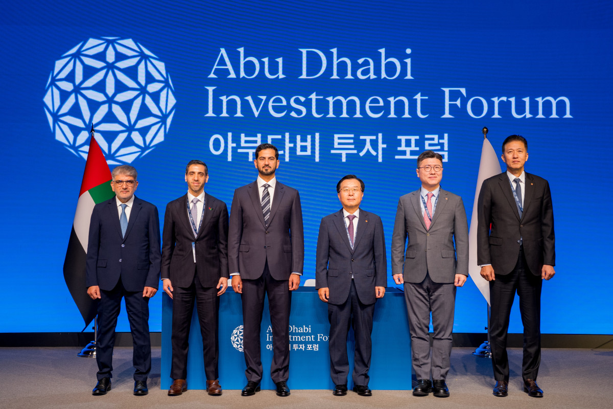 ▲(왼쪽부터) 라셰드 압둘카림 알 블루시 ADGM CEO, 자만 압둘라 알 수와이디 주한UAE 대사, 샤미스 알리 알 다헤리 아부다비 지역사회 개발부 의장 겸 ADCCI 제2부회장, 권혁웅 한화생명 대표이사 부회장, 임동준 한화자산운용 대표이사, 김동욱 한화생명 글로벌전략실장 부사장. (사진=한화생명)