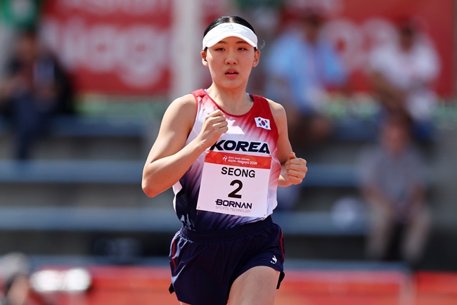 ▲17일 일본 아이치현 안조 스포츠파크에서 열린 2026 아이치·나고야 아시안게임 근대5종 여자 개인 준결승 레이저런 경기에서 한국 성승민이 역주하고 있다. (연합뉴스)