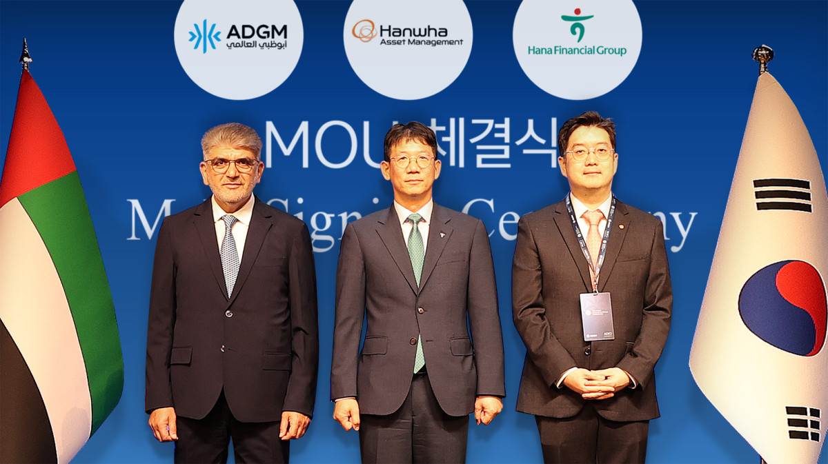 ▲(왼쪽부터) 라셰드 압둘카림 알 블루시 ADGM 등록청 CEO, 엄태성 하나금융그룹 상무, 백승필 한화자산운용 디지털혁신실장 상무가 기념촬영을 하고 있다. (하나금융)