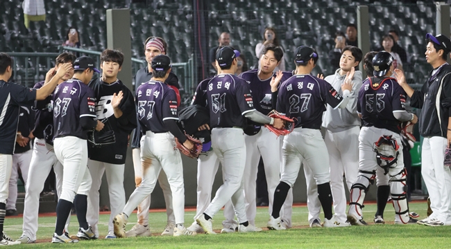 ▲10일 부산 사직야구장에서 열린 2026 신한 SOL뱅크 KBO리그 kt 위즈와 롯데 자이언츠 경기. 16대 3으로 승리한 kt 선수들이 승리를 자축하고 있다. (연합뉴스)