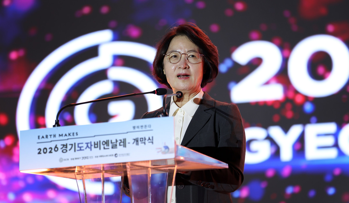 ▲17일 이천 경기도자미술관 야외광장에서 열린 ‘2026 경기도자비엔날레’ 개막식에서 추미애 경기도지사가 개막 메시지를 전하고 있다. 비엔날레는 ‘땅이 만든다(Earth Makes)’를 주제로 18일부터 11월 1일까지 45일간 이천·광주·여주를 중심으로 열린다. (경기도)