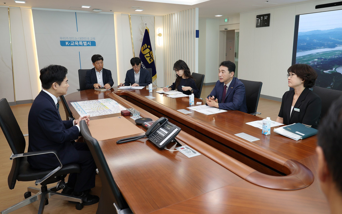 ▲이남오 함평군수가 17일 전남광주통합특별시교육청 전남청사에서 김대중 교육감과 지역 교육 현안을 논의하고 있다. 함평군은 이날 양방향 공동학군제 도입과 축산·반도체 특성화고 설립 등을 건의했다. (사진제공=함평군)