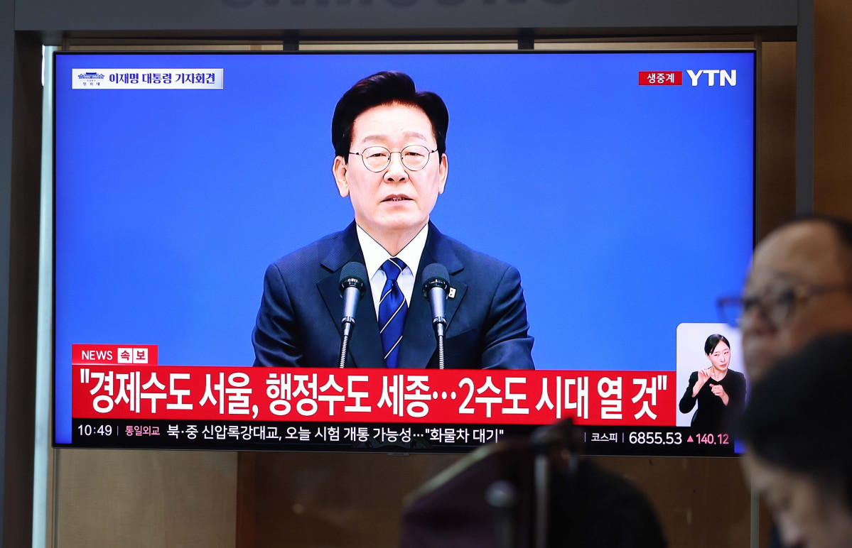 ▲18일 이재명 대통령의 기자회견이 서울역 대합실 텔레비전을 통해 생중계되고 있다. 신태현 기자 holjjak@