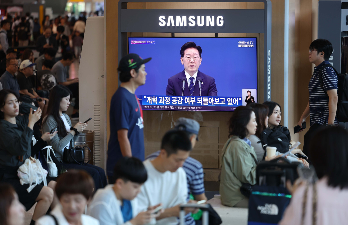 ▲18일 이재명 대통령의 기자회견이 서울역 대합실 텔레비전을 통해 생중계되고 있다. 신태현 기자 holjjak@