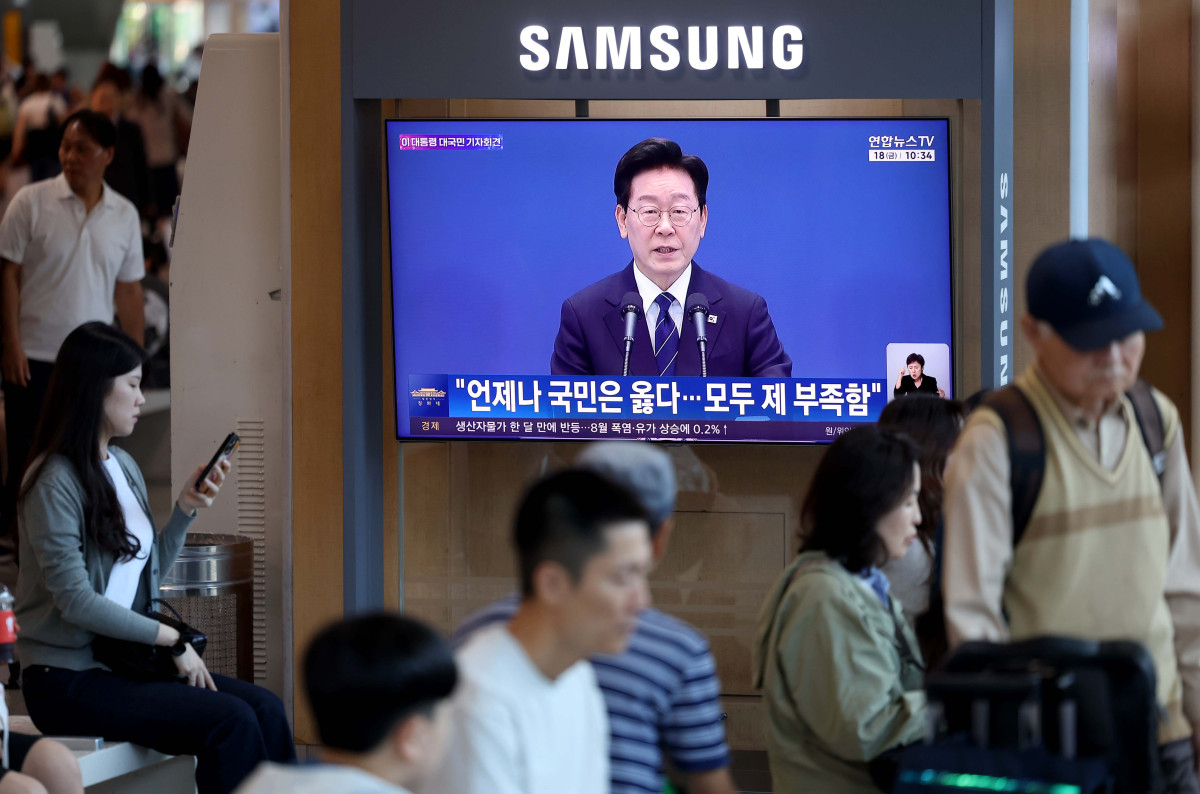 ▲18일 이재명 대통령의 기자회견이 서울역 대합실 텔레비전을 통해 생중계되고 있다. 신태현 기자 holjjak@