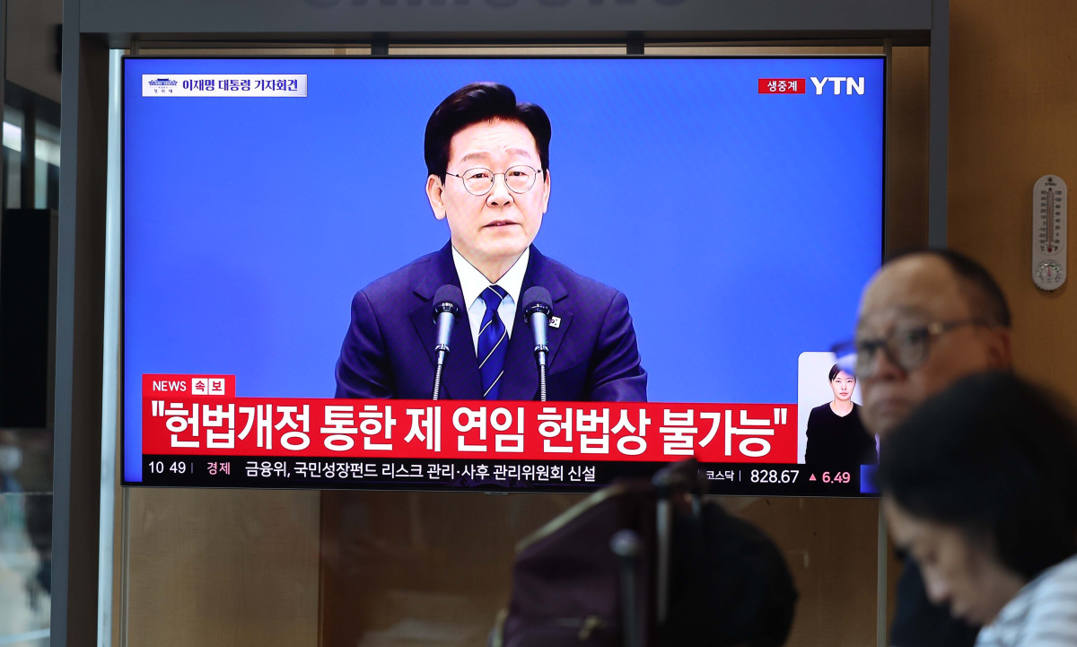 ▲18일 이재명 대통령의 기자회견이 서울역 대합실 텔레비전을 통해 생중계되고 있다. 신태현 기자 holjjak@