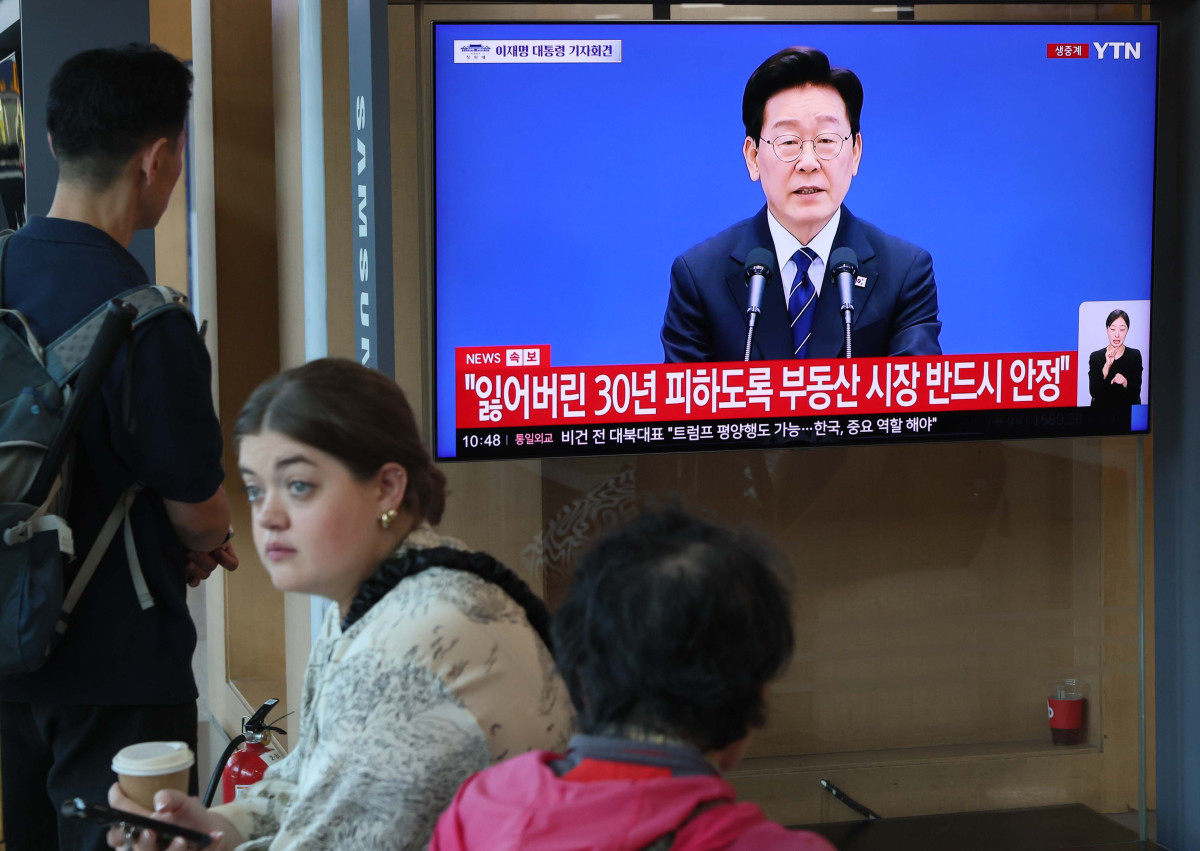 ▲18일 이재명 대통령의 기자회견이 서울역 대합실 텔레비전을 통해 생중계되고 있다. 신태현 기자 holjjak@