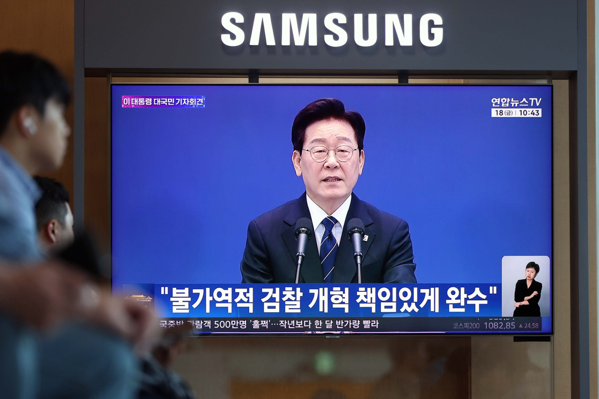 ▲18일 이재명 대통령의 기자회견이 서울역 대합실 텔레비전을 통해 생중계되고 있다. 신태현 기자 holjjak@