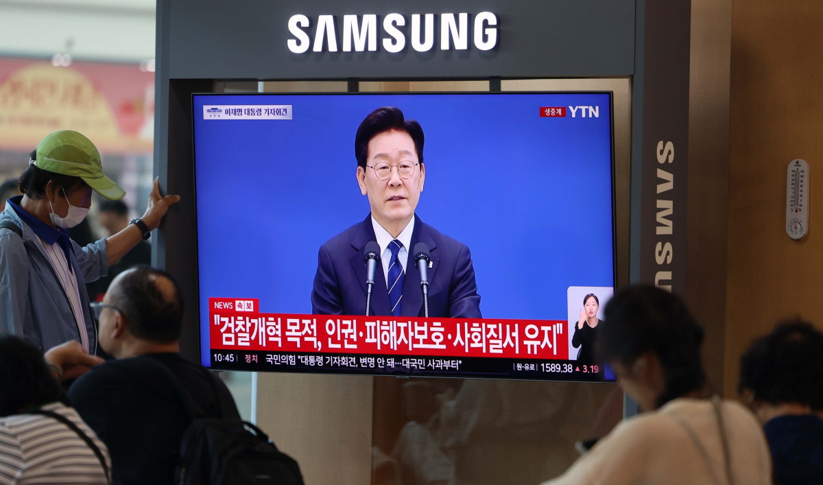 ▲18일 이재명 대통령의 기자회견이 서울역 대합실 텔레비전을 통해 생중계되고 있다. 신태현 기자 holjjak@