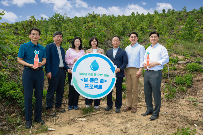 ▲LG생활건강이 지난 17일 여주시 일원에서 한국 코카-콜라, WWF(세계자연기금) 등과 함께 삼림 관리를 통해 산의 물 순환 기능을 높이는 '물 품은 숲' 사업의 성과를 공유하는 자리를 가졌다. (왼쪽부터) 이상용 한국생태환경연구소 이사장, 김범수 여주시 산림자원팀장, 노지혜 LG생활건강 상무, 구남주 한국 코카-콜라 상무, 이후정 여주시산림조합 조합장, 이영준 WWF 보전국장, 이상현 코카-콜라음료(주) 공장장. (사진제공=LG생활건강)