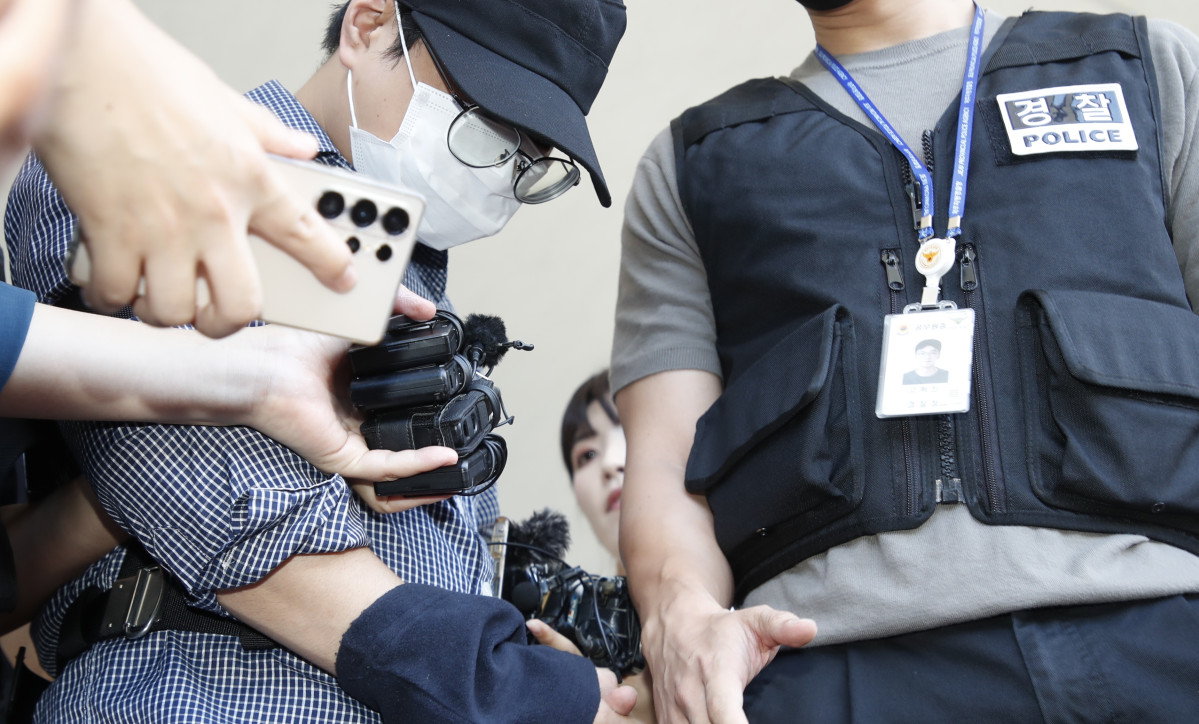▲제주 실종신고 허위 종결로 직무유기 등의 혐의를 받는 제주 서부경찰서 소속 A 경장이 1일 오후 제주시 이도이동 제주동부경찰서 유치장에서 검찰로 구속 송치되고 있다. (뉴시스)