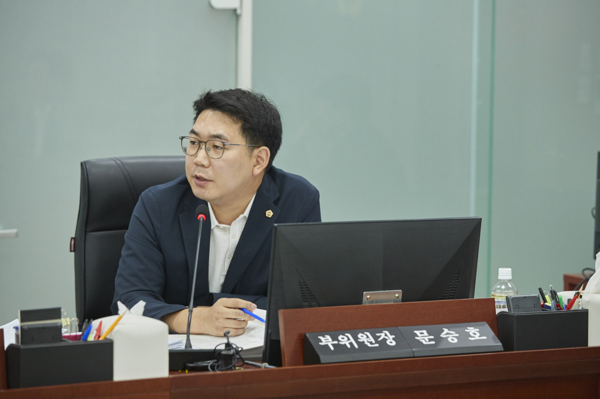 ▲문승호 경기도의원이 ‘산모신생아 건강관리 지원사업 국고 환원 촉구 건의안’과 관련해 발언하고 있다. 해당 사업은 2022년 지방이양됐으며, 경기도의회 자료에 따르면 이후 사업비가 지방이양 전보다 약 2.3배 증가했다. (경기도의회)