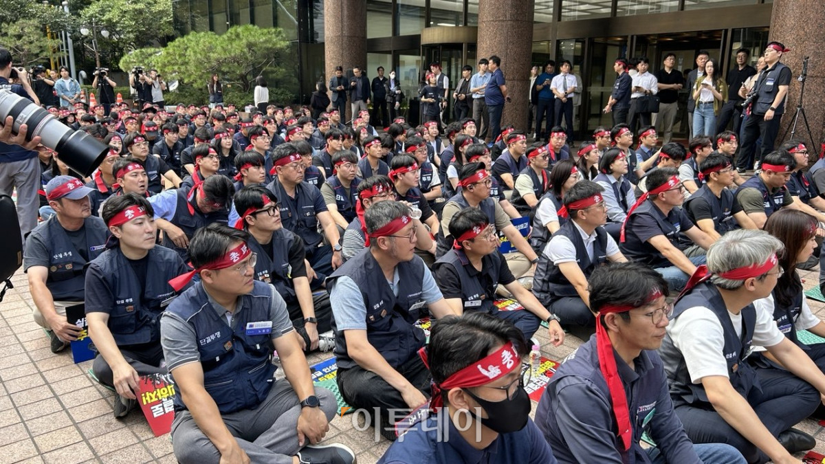 ▲18일 전국금융산업노동조합이 서울 중구 은행회관 앞에서 ‘2026 금융노조 지방이전 저지 및 교섭파행 규탄 결의대회’를 열었다. (사진=연희진 기자 toyo@)