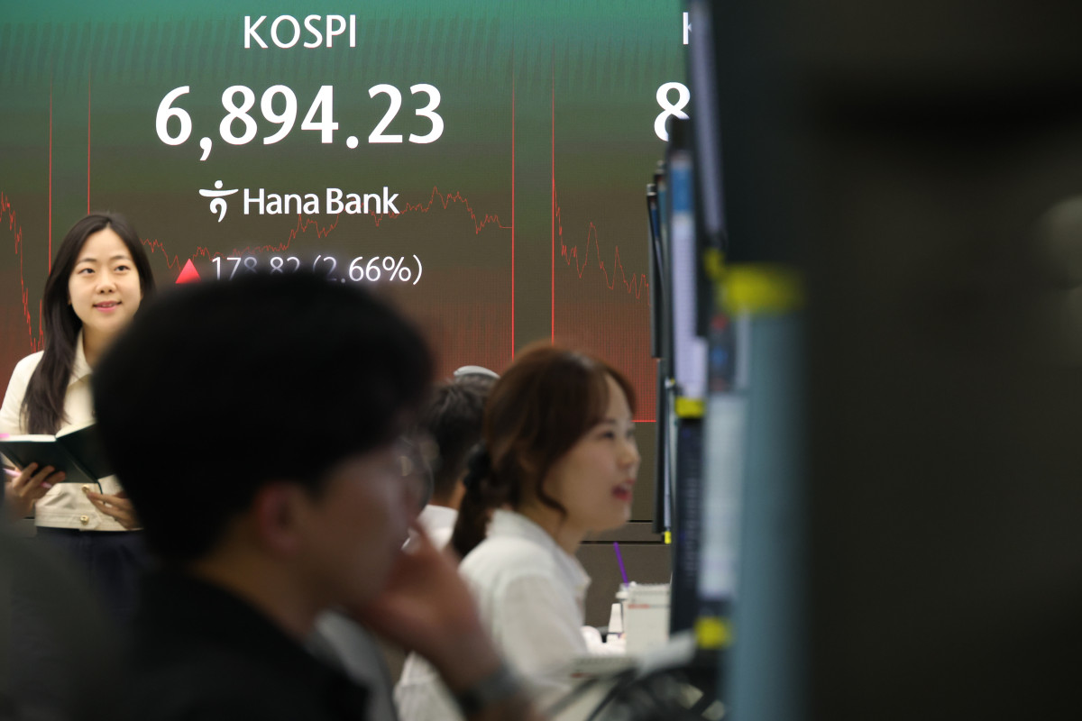 ▲18일 중구 하나은행 본점 딜링룸 전광판에 코스피 종가가 표시돼 있다. (연합뉴스)