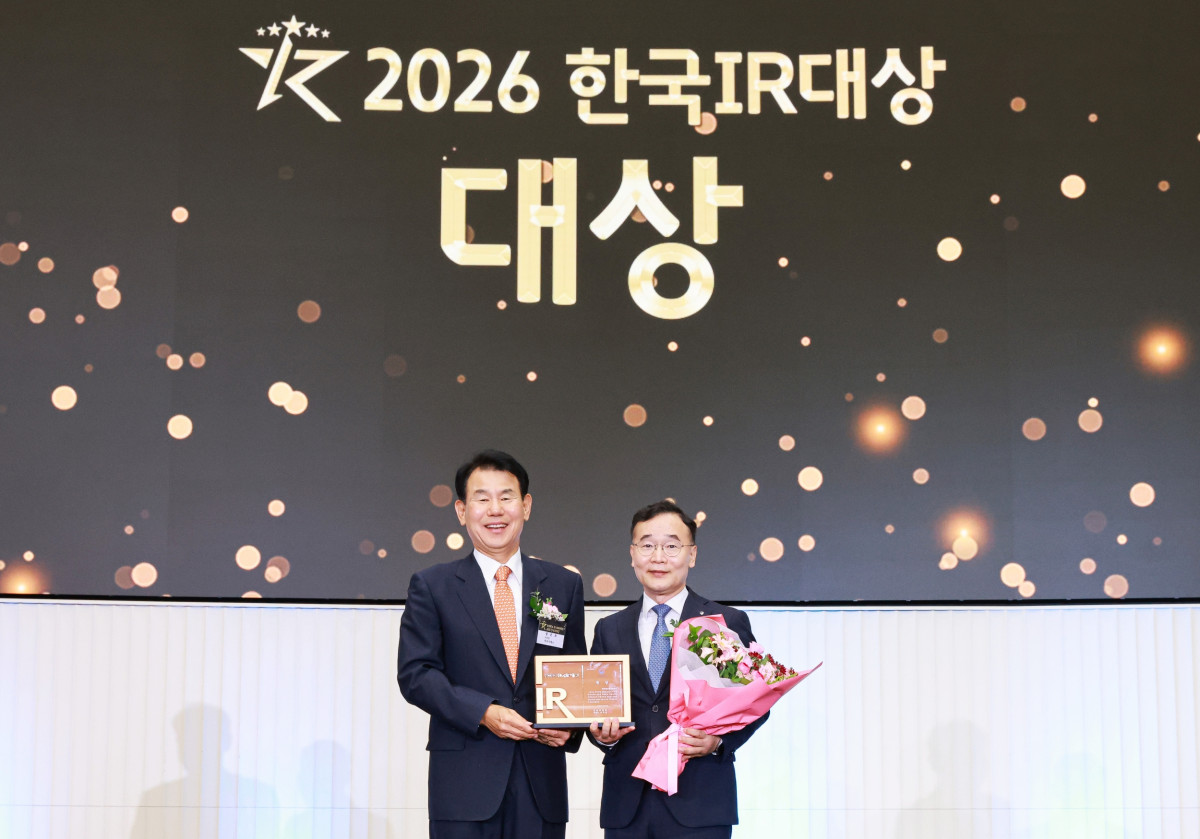 ▲(왼쪽부터)정은보 한국거래소 이사장과 장정훈 신한지주 재무부문장이 기념촬영을 하고 있다. (신한금융)
