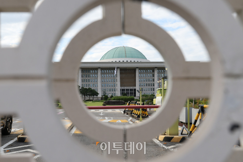 ▲8·30 개각에 따른 국회 인사청문회가 마무리된 가운데 김승원 법무부 장관 후보자의 인사청문 경과보고서 채택을 둘러싸고 여야의 대치가 격화하고 있다. 국민의힘이 상임위 회의 취소에 이어 장외 집회까지 검토하면서 여야의 충돌이 국회 밖으로 확산할 가능성도 커지고 있다. 19일 서울 여의도 국회에 긴장감이 흐르고 있다. 고이란 기자 photoeran@