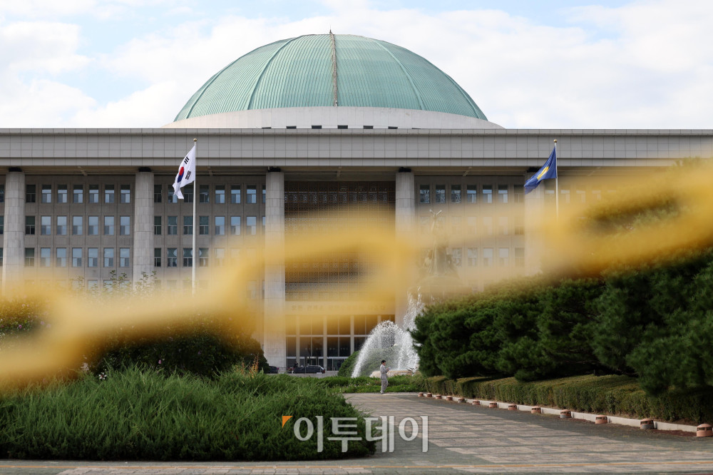 ▲8·30 개각에 따른 국회 인사청문회가 마무리된 가운데 김승원 법무부 장관 후보자의 인사청문 경과보고서 채택을 둘러싸고 여야의 대치가 격화하고 있다. 국민의힘이 상임위 회의 취소에 이어 장외 집회까지 검토하면서 여야의 충돌이 국회 밖으로 확산할 가능성도 커지고 있다. 19일 서울 여의도 국회에 긴장감이 흐르고 있다. 고이란 기자 photoeran@