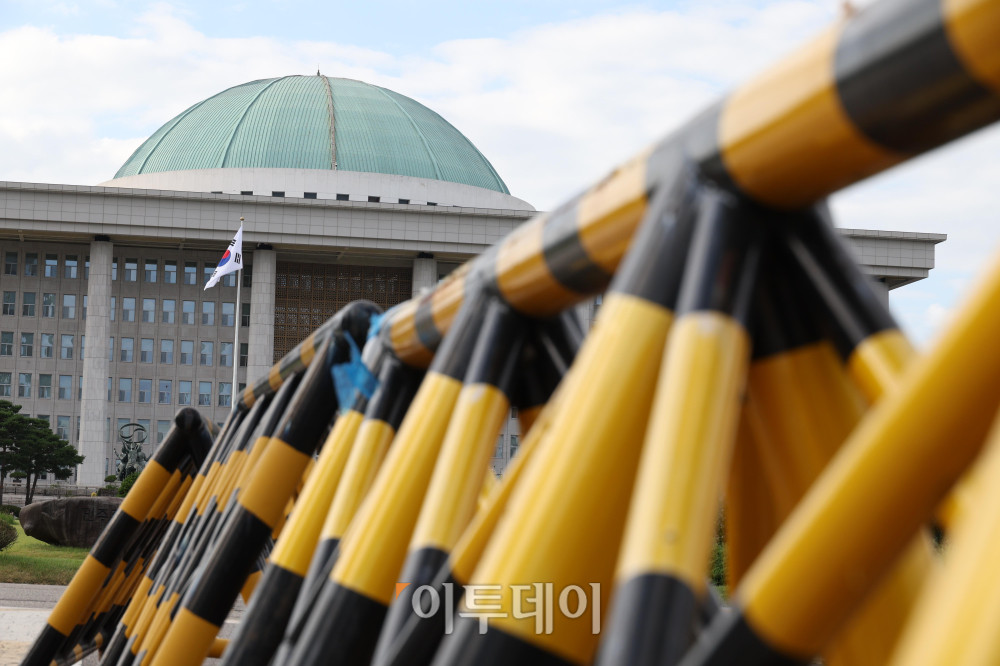 ▲8·30 개각에 따른 국회 인사청문회가 마무리된 가운데 김승원 법무부 장관 후보자의 인사청문 경과보고서 채택을 둘러싸고 여야의 대치가 격화하고 있다. 국민의힘이 상임위 회의 취소에 이어 장외 집회까지 검토하면서 여야의 충돌이 국회 밖으로 확산할 가능성도 커지고 있다. 19일 서울 여의도 국회에 긴장감이 흐르고 있다. 고이란 기자 photoeran@