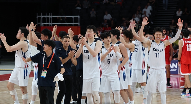 ▲18일 일본 나고야 아이치 인터내셔널 아레나에서 열린 2026 아이치·나고야 아시안게임 남자 농구 대한민국 대 이란 4강전. 승리한 대한민국 선수들이 인사하고 있다. (연합뉴스)