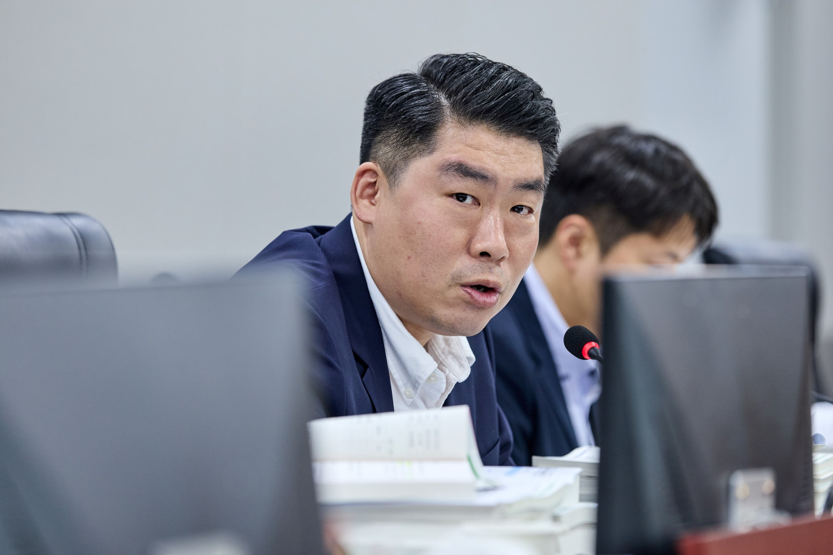▲유경현 경기도의원이 16일 제393회 임시회 경기도청 예산결산특별위원회에서 경기콘텐츠진흥원 미래산업본부의 인건비 부족 문제를 질의하고 있다. 미래과학협력위원회는 앞서 올해 인건비와 연금부담금 부족분 4억4562만원을 증액 의결했지만, 18일 경기도 추경안 처리가 미뤄지면서 최종 반영 여부는 확정되지 않았다. (경기도의회)