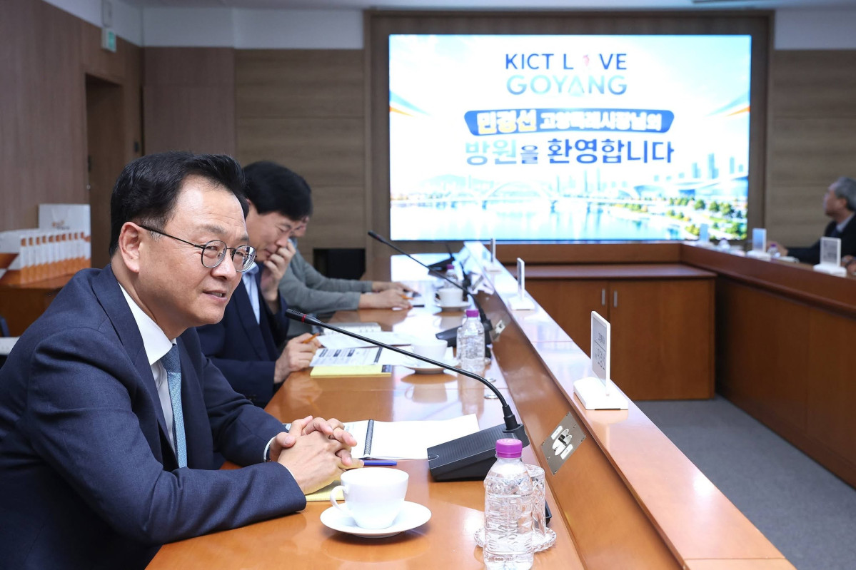 ▲18일 고양시 일산서구 한국건설기술연구원 회의실에서 고양시와 KICT 관계자들이 스마트시티·첨단교통·도시안전·탄소중립 등 미래도시 분야 협력 방안을 논의하고 있다. (민경선 고양특례시장 SNS)