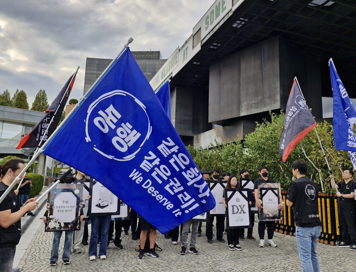 ▲삼성전자노동조합 동행 조합원들이 18일 서울 용산구 한남동 이재용 삼성전자 회장 자택 인근에서 집회를 열고 경영진과의 직접 대화를 촉구하고 있다. 손희정 기자sonhj1220@