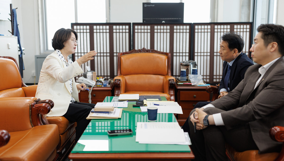 ▲추미애 경기도지사가 9일 국회에서 이광재 국회 예산결산특별위원장을 만나 2027년도 경기도 주요 국비 사업의 반영·증액을 요청하고 있다.
추 지사는 21일 경기도북부청사에서 더불어민주당 지도부와 민선 9기 첫 예산정책협의회를 열고 지방재정 제도 개선과 철도·반도체·경기북부 현안 등을 논의할 예정이다. (경기도)