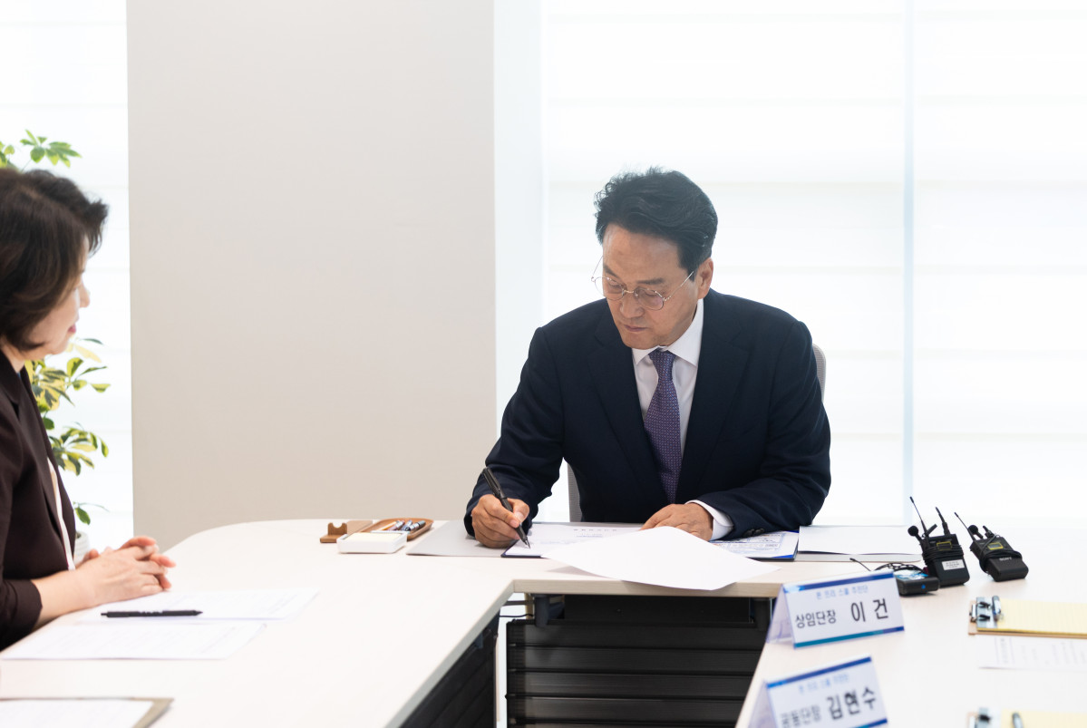 ▲안민석 경기도교육감이 7월 1일 취임 첫 결재로 ‘폰 프리 스쿨 추진계획’에 서명하고 있다. 경기도교육청은 당초 약 300교를 실천학교로 운영할 계획이었으며 15일 기준 참여 학교는 1300교를 넘어섰다. (경기도교육청)