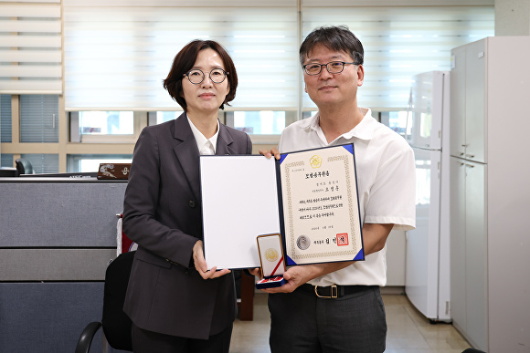 ▲오경훈 용인특례시 언론행정팀장(오른쪽)이 15일 이현정 용인특례시 공보관으로부터 모범공무원증을 전달받은 뒤 기념촬영을 하고 있다.
오 팀장은 2004년 공직에 입문해 양지면 총무팀장과 건설방재팀장, 공보관 홍보협력·언론보도팀장을 거쳐 현재 언론행정팀장을 맡고 있다. (용인특례시)