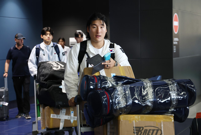 ▲2026 아이치·나고야 아시안게임 한국 야구 대표팀 곽빈이 18일 일본 주부국제공항을 통해 입국하고 있다. (출처=연합뉴스)