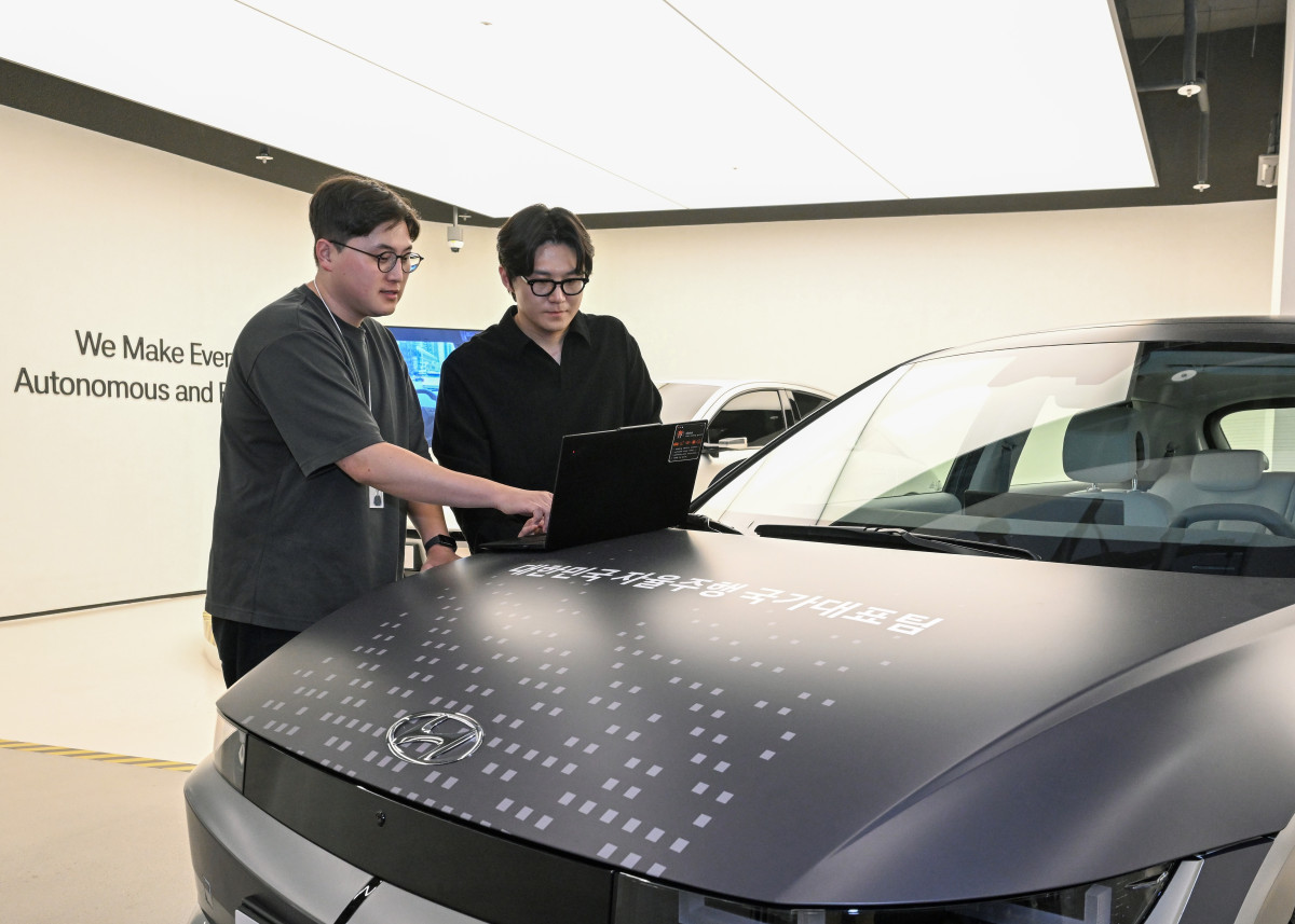 ▲42dot 연구원들이 '비히클 워크샵(Vehicle Workshop)'에서 자율주행 기술을 개발하고 있는 모습. (사진=현대차)