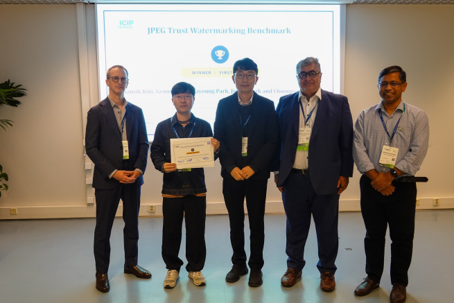 ▲KETI 복합지능연구센터 연구진이 16일 핀란드에서 개최된 ICIP 2026의 JPEG Trust 챌린지에서 1위를 수상했다. 사진 왼쪽부터 프레데익 테머만스 브뤼셀 자유 대학교 박사, 김귀식 KETI 선임연구원, 조충상 KETI 책임연구원, 투라지 에브라히미 로잔 연방 공과대학교 교수, 디파얀 보우믹 영국 뉴캐슬 대학교 박사. (사진제공=한국전자기술연구원)