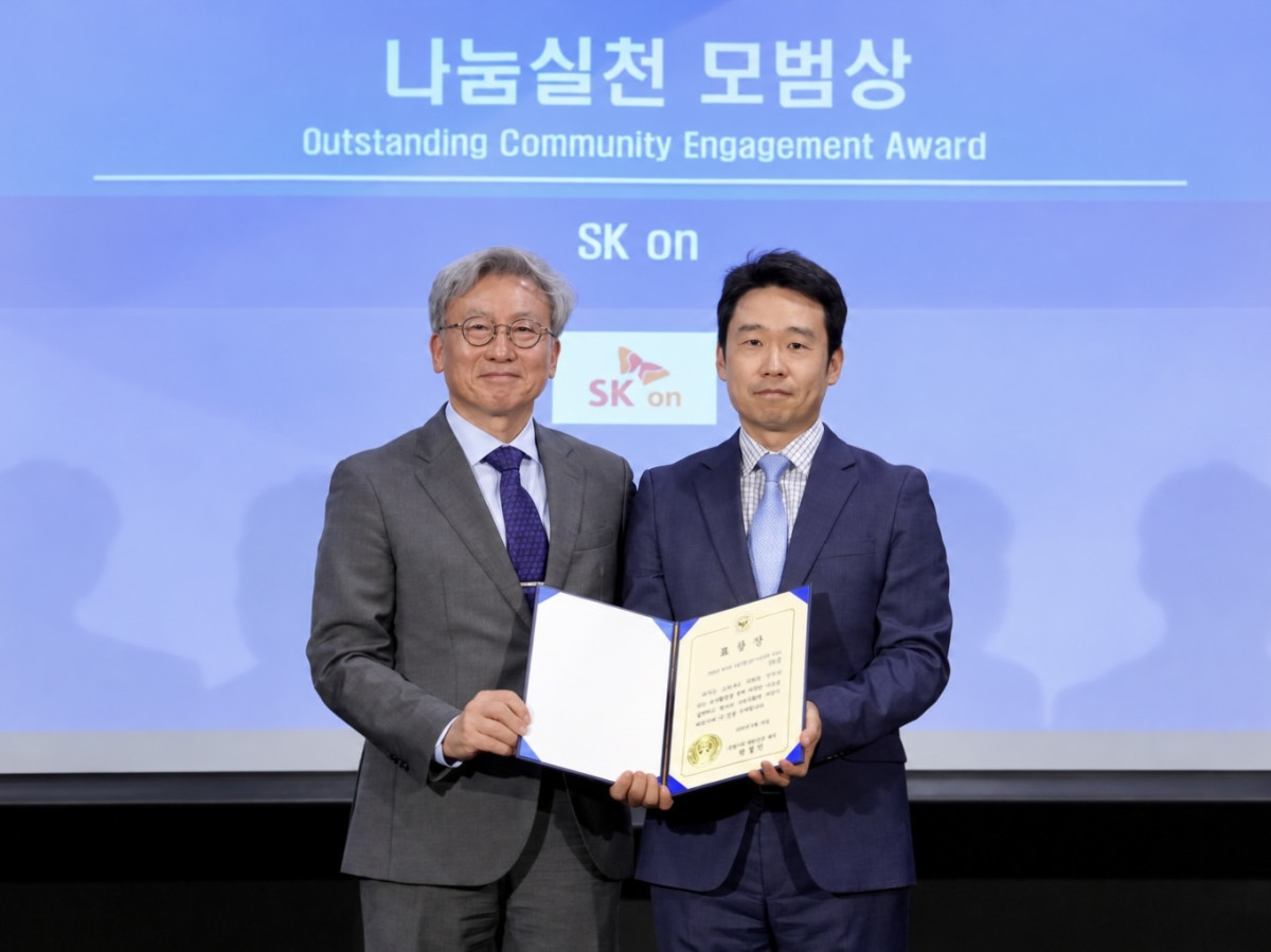 ▲김성식 SK온 유럽 법인장(오른쪽)과 박철민 주헝가리 대사가 18일(현지 시각) 헝가리 부다페스트 한국문화원에서 열린 ‘제2회 헝가리 진출 기업 CSR 시상식’에서SK온의 ‘나눔실천 모범상’ 수상 후 기념촬영을 하고 있다. (사진제공=SK온)