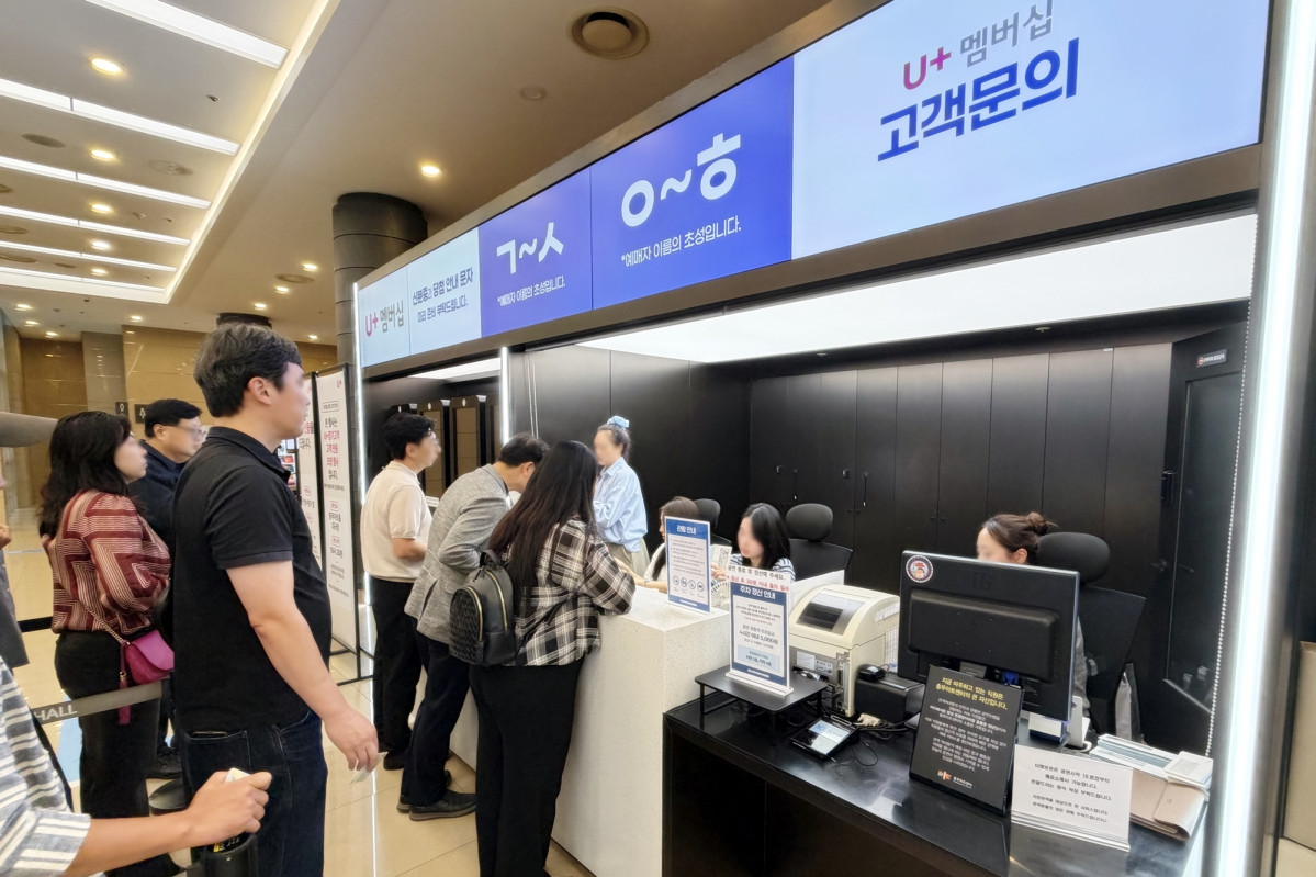 ▲LG유플러스는 10년 이상 장기 이용 고객 1100명을 초청해 뮤지컬 ‘디어 에반 핸슨’을 함께 관람하는 특별 행사를 진행했다고 20일 밝혔다. 사진은 18일 서울 중구 충무아트센터 대극장에서 열린 뮤지컬 ‘디어 에반 핸슨’ 공연을 관람하기 위해 LG유플러스 고객들이 모여있는 모습. (사진제공=LG유플러스)