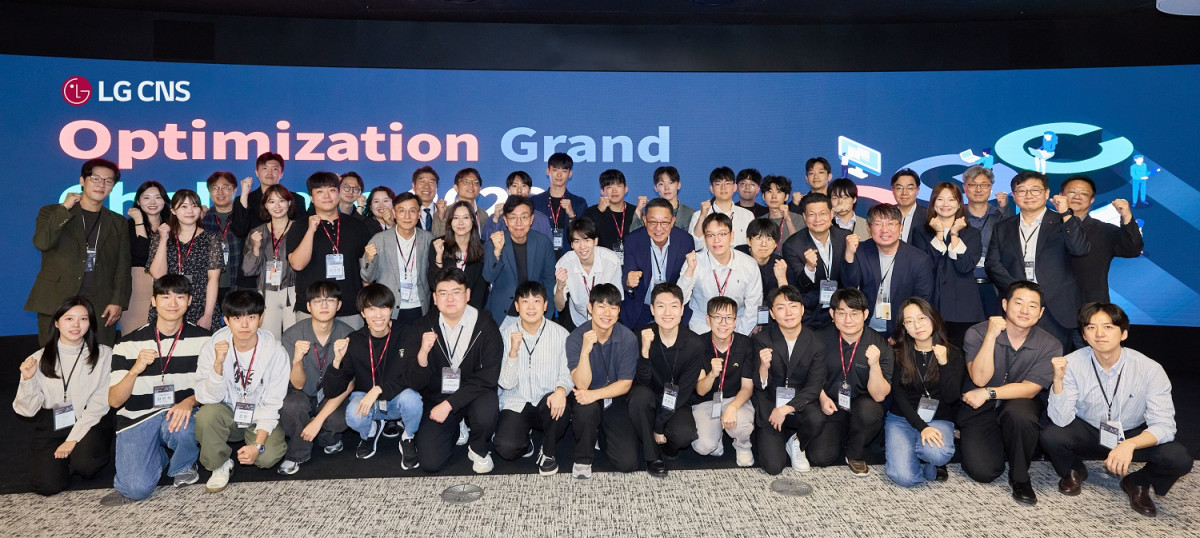 ▲LG CNS가 주최한 '최적화 그랜드 챌린지 2026' 시상식 후 대회 수상자 및 관계자들이 기념사진을 촬영하는 모습. (사진제공=LG CNS)