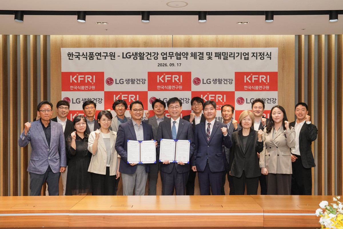 ▲17일 업무협약을 체결한 LG생활건강과 한국식품연구원 관계자들이 기념사진을 촬영하고 있는 모습 (사진제공=LG생활건강)