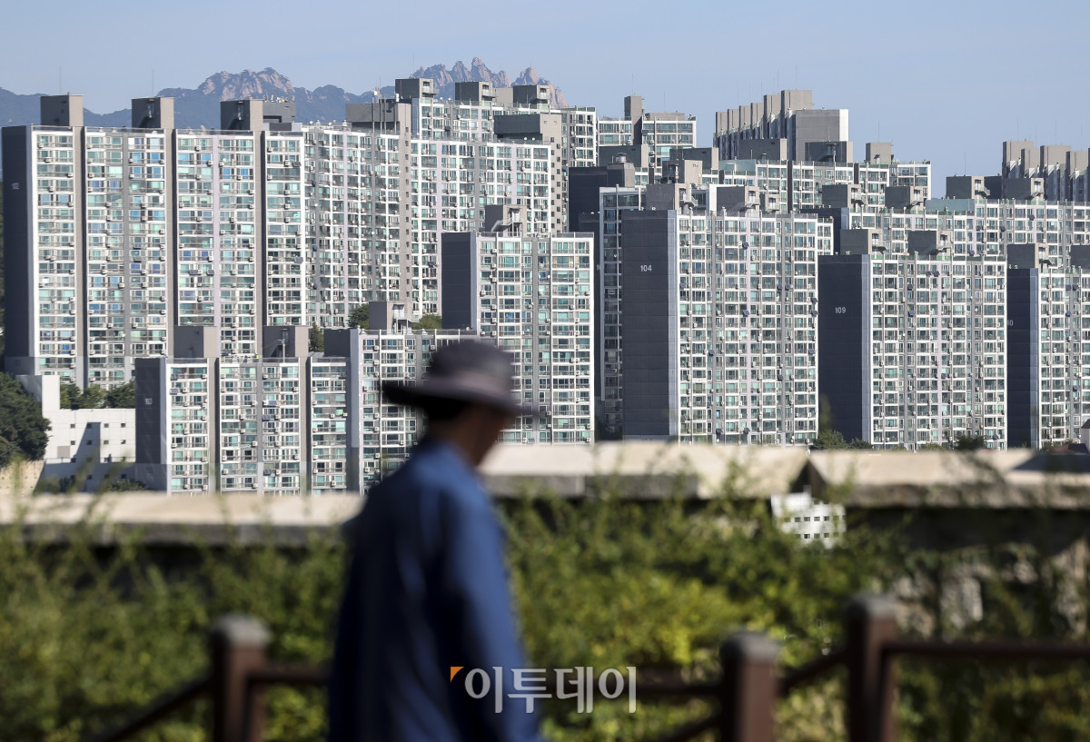 ▲서울 아파트 전셋값이 역대 최고치를 기록한 가운데 20일 서울 낙산공원에서 바라본 서울 일대 아파트 단지 모습. 이날 한국부동산원에 따르면 지난달 서울 아파트 평균 전셋값은 6억3663만원으로 나타났다. 한국부동산원이 관련 통계를 작성하기 시작한 2012년 1월 이후 가장 높은 수치다. 고성준 기자 joonko1@