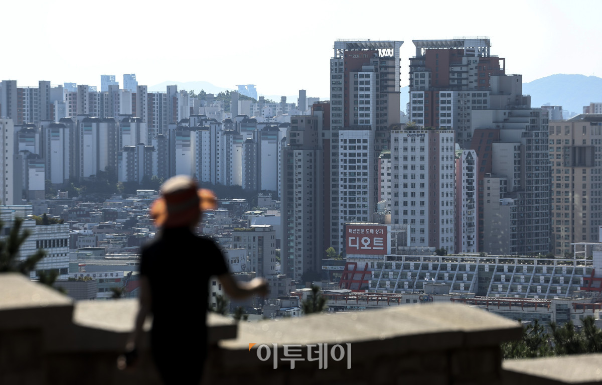 ▲서울 아파트 전셋값이 역대 최고치를 기록한 가운데 20일 서울 낙산공원에서 바라본 서울 일대 아파트 단지 모습. 이날 한국부동산원에 따르면 지난달 서울 아파트 평균 전셋값은 6억3663만원으로 나타났다. 한국부동산원이 관련 통계를 작성하기 시작한 2012년 1월 이후 가장 높은 수치다. 고성준 기자 joonko1@