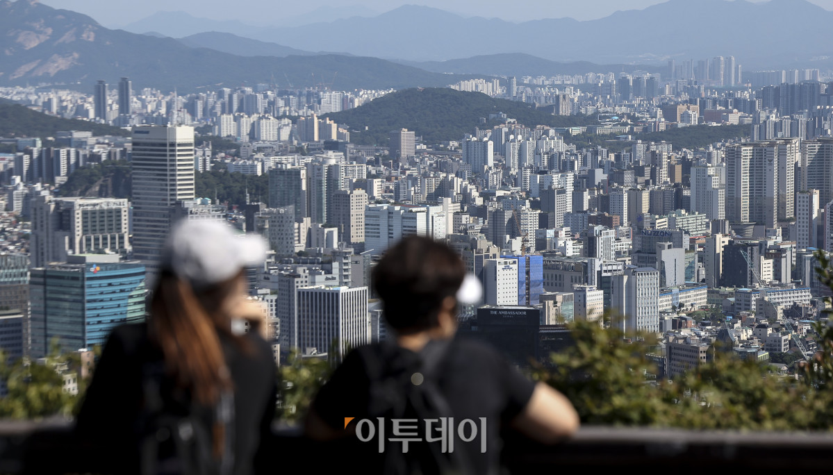▲서울 아파트 전셋값이 역대 최고치를 기록한 가운데 20일 서울 남산에서 바라본 서울 일대 아파트 단지 모습. 이날 한국부동산원에 따르면 지난달 서울 아파트 평균 전셋값은 6억3663만원으로 나타났다. 한국부동산원이 관련 통계를 작성하기 시작한 2012년 1월 이후 가장 높은 수치다. 고성준 기자 joonko1@