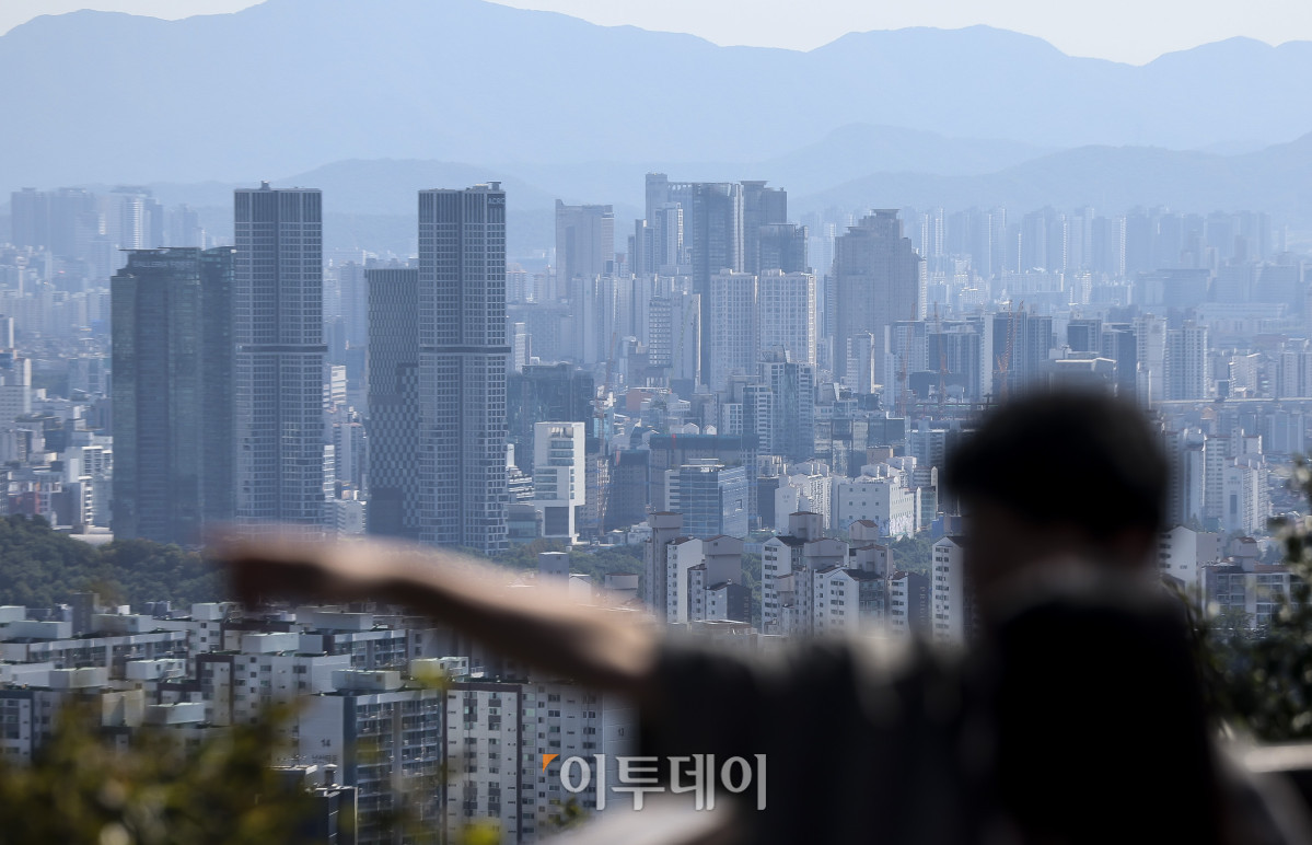 ▲서울 아파트 전셋값이 역대 최고치를 기록한 가운데 20일 서울 남산에서 바라본 서울 일대 아파트 단지 모습. 이날 한국부동산원에 따르면 지난달 서울 아파트 평균 전셋값은 6억3663만원으로 나타났다. 한국부동산원이 관련 통계를 작성하기 시작한 2012년 1월 이후 가장 높은 수치다. 고성준 기자 joonko1@