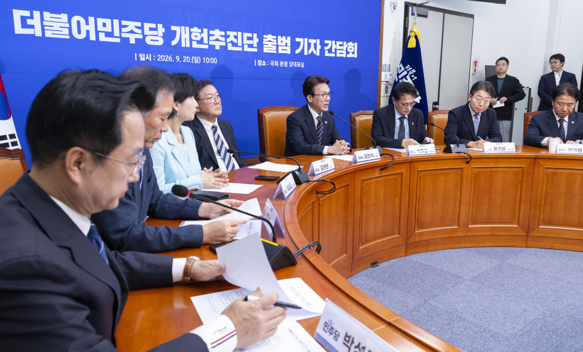 ▲더불어민주당 김민석 대표가 20일 국회에서 열린 개헌추진단 출범 기자간담회에서 인사말을 하고 있다. 사진=연합뉴스