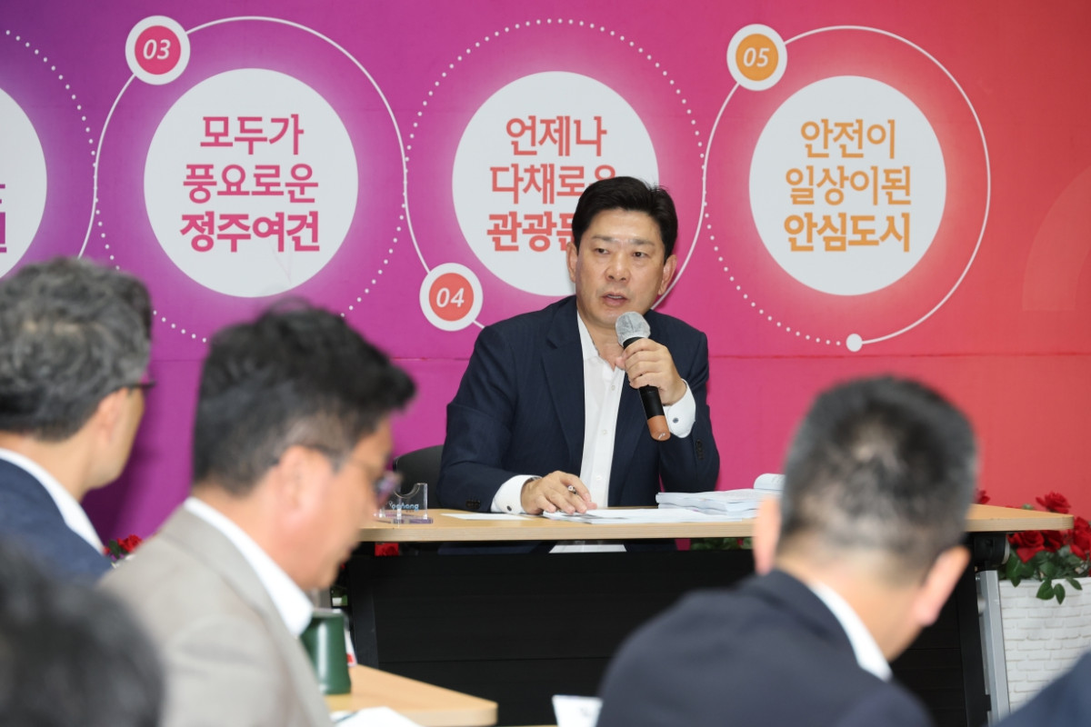 ▲박용선 포항시장이 18일 시청 대회의실에서 간부공무원들이 참석한 가운데 ‘2027년 주요업무계획 보고회’를 주재하고 있다. (포항시)