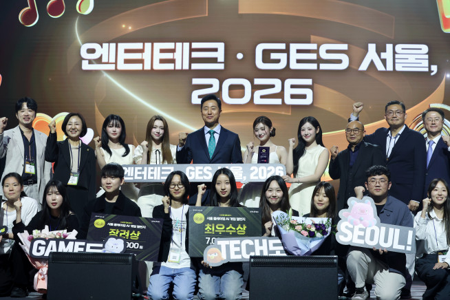 ▲오세훈 시장이 18일 DDP에서 열린 ‘엔터테크·GES, 서울 2026’ 개막식에서 피프티피프티 및 ‘서울 플레이업 AI 게임 챌린지’ 수상팀과 기념 촬영하고 있다. (사진제공=서울시)
