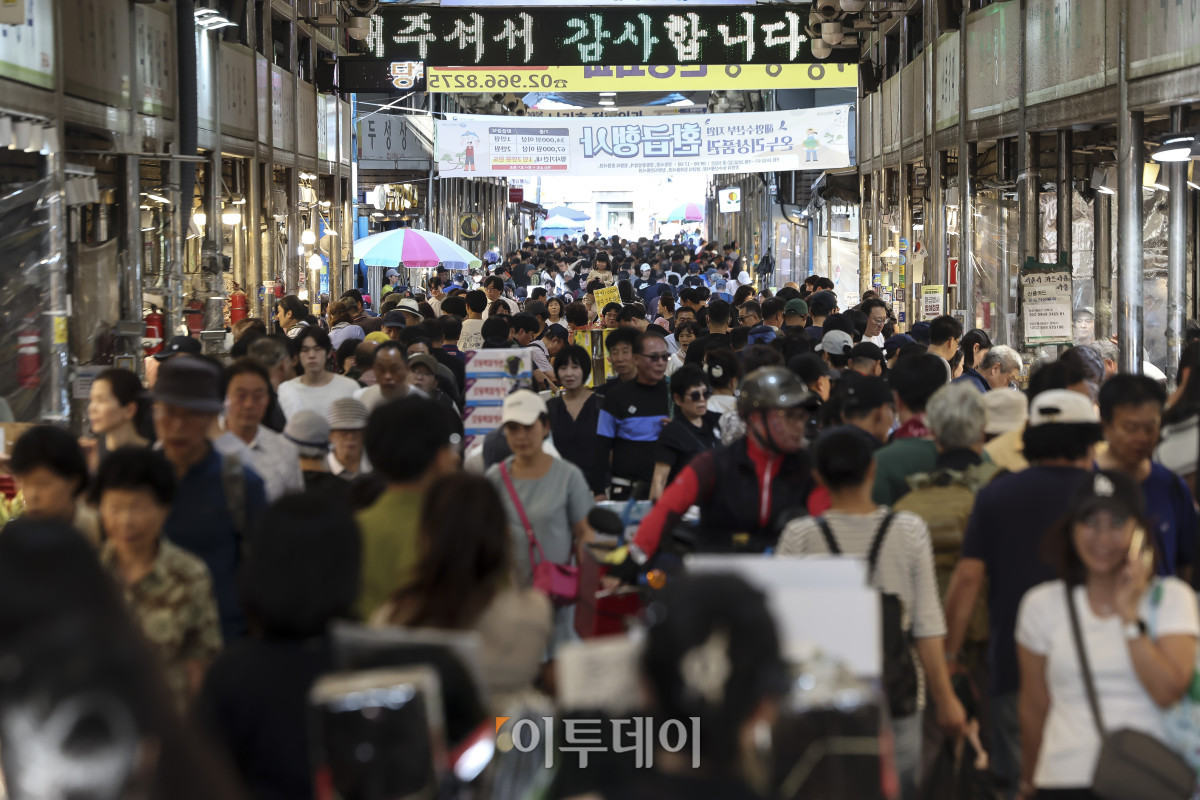 ▲추석을 앞두고 있는 20일 서울 동대문구 청량리종합시장을 찾은 시민들이 장을 보고 있다. 고성준 기자 joonko1@