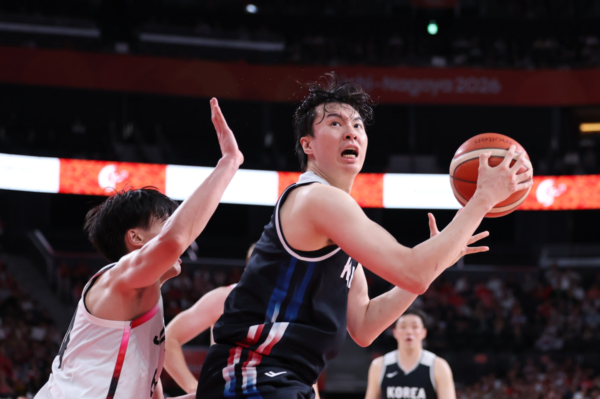 ▲2026 아이치ㆍ나고야 아시안게임 남자 농구 결승전서 이현중이 볼을 다투고 있다. (나고야=연합뉴스)